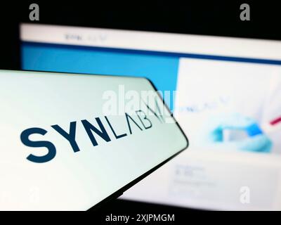 Stuttgart, 27.07.2023: Smartphone mit Logo des medizinischen Diagnostikunternehmens SYNLAB Group auf dem Bildschirm vor der Business-Website. Konzentrieren Sie sich auf Stockfoto