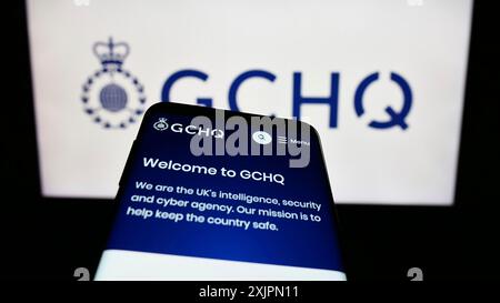 Stuttgart, Deutschland, 07-30-2023: Mobiltelefon mit Website des Regierungs- und Kommunikationshauptquartiers (GCHQ) vor dem Logo. Konzentrieren Sie sich auf Stockfoto