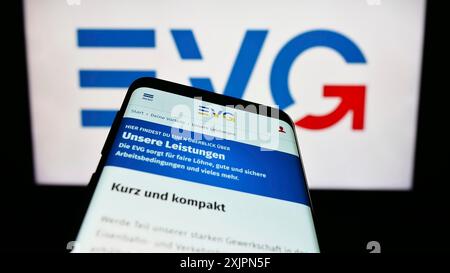 Stuttgart, Deutschland, 08.02.2023: Smartphone mit Webseite der union Eisenbahn- und Verkehrsgewerkschaft (EVG) vor dem Logo. Konzentrieren Sie sich auf Stockfoto