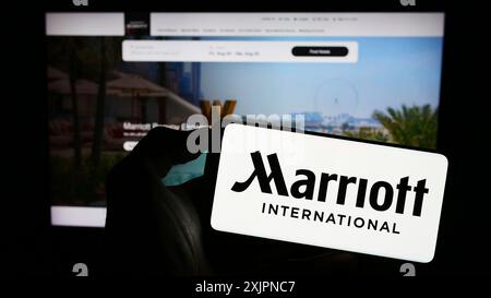 Stuttgart, Deutschland, 08.04.2023: Person, die ein Mobiltelefon mit dem Logo des amerikanischen Hotelunternehmens Marriott International Inc. Auf dem Bildschirm hält Stockfoto