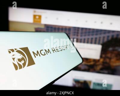 Stuttgart, Deutschland, 08.04.2023: Smartphone mit Logo des Gastgewerbeunternehmens MGM Resorts International auf dem Bildschirm vor der Business-Website. Fokus Stockfoto