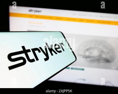 Stuttgart, Deutschland, 08.09.2023: Smartphone mit Logo des US-amerikanischen Medizintechnikunternehmens Stryker Corporation auf dem Bildschirm vor der Website. Konzentrieren Sie sich auf Stockfoto
