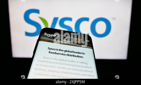 Stuttgart, Deutschland, 08.09.2023: Smartphone mit Webseite des US-Großhandelsunternehmens Sysco Corporation auf dem Bildschirm vor dem Firmenlogo. Konzentrieren Sie sich auf Stockfoto