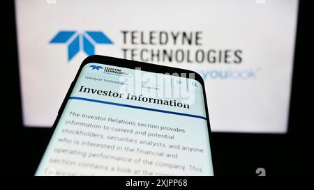 Stuttgart, Deutschland, 08.09.2023: Smartphone mit Website des US-amerikanischen Unternehmens Teledyne Technologies auf dem Bildschirm vor dem Firmenlogo. Fokus Stockfoto