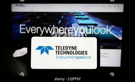 Stuttgart, Deutschland, 08.09.2023: Person, die ein Mobiltelefon mit dem Logo des US-amerikanischen Unternehmens Teledyne Technologies Incorporated auf dem Bildschirm vor dem Internet hält Stockfoto