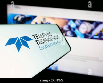 Stuttgart, Deutschland, 08.09.2023: Mobiltelefon mit Logo des US-amerikanischen Unternehmens Teledyne Technologies Incorporated auf dem Bildschirm vor der Website. Konzentrieren Sie sich auf Stockfoto