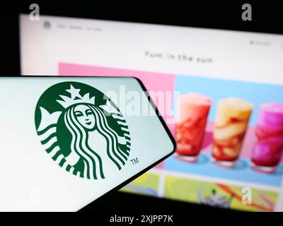 Stuttgart, Deutschland, 08.09.2023: Smartphone mit Logo der amerikanischen Kaffeehausfirma Starbucks Corporation auf dem Bildschirm vor der Website. Konzentrieren Sie sich auf Stockfoto