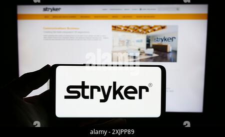 Stuttgart, Deutschland, 08.09.2023: Person, die ein Mobiltelefon mit dem Logo des US-amerikanischen Medizintechnikunternehmen Stryker Corporation auf dem Bildschirm hält Stockfoto