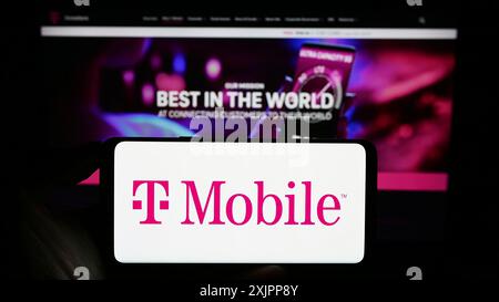 Stuttgart, Deutschland, 08.09.2023: Person, die ein Smartphone mit dem Logo des Telekommunikationsunternehmens T-Mobile US Inc. Auf dem Bildschirm vor der Website hält. Stockfoto