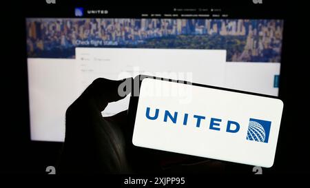 Stuttgart, Deutschland, 08.11.2023: Person, die ein Smartphone mit dem Logo des US-amerikanischen Unternehmens United Airlines Holdings Inc. Auf dem Bildschirm vor der Website hält. Fokus Stockfoto