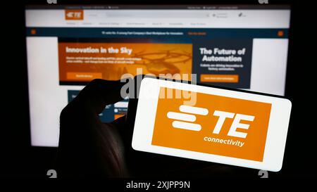 Stuttgart, Deutschland, 08.09.2023: Person, die ein Mobiltelefon mit dem Logo des Schweizer Unternehmens TE Connectivity Ltd. Auf dem Bildschirm vor der Business-Website hält. Stockfoto