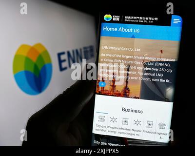Stuttgart, Deutschland, 16.08.2023: Person, die ein Smartphone hält, mit der Webseite des chinesischen Unternehmens ENN Energy Holdings Limited auf dem Bildschirm mit Logo. Konzentrieren Sie sich auf Stockfoto