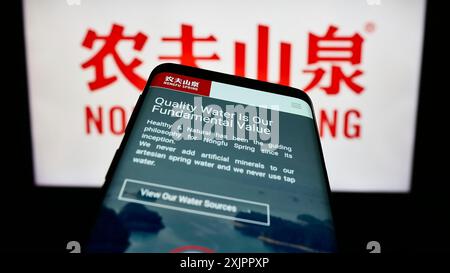 Stuttgart, 16.08.2023: Smartphone mit Website des chinesischen Unternehmens Nongfu Spring Company Limited auf dem Bildschirm vor dem Logo. Konzentrieren Sie sich auf Stockfoto