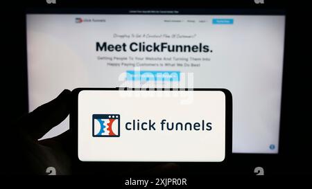 Stuttgart, Deutschland, 17.08.2023: Person mit Smartphone und Logo des Softwareunternehmens ClickFunnels (Etison LLC) auf dem Bildschirm vor der Website. Stockfoto