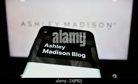 Stuttgart, 18.08.2023: Handy mit Webseite der Online-Dating-Agentur Ashley Madison auf dem Bildschirm vor dem Logo. Konzentrieren Sie sich auf Stockfoto