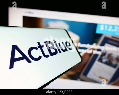 Stuttgart, 20.08.2023: Mobiltelefon mit Logo der Fundraising-Organisation ActBlue Charities Inc. Auf dem Bildschirm vor der Website. Konzentrieren Sie sich auf Stockfoto