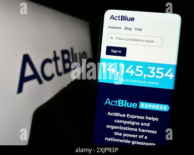 Stuttgart, 20.08.2023: Person, die ein Handy hält, mit Webseite der Spendenorganisation ActBlue Charitys Inc. Auf dem Bildschirm mit Logo. Fokus Stockfoto