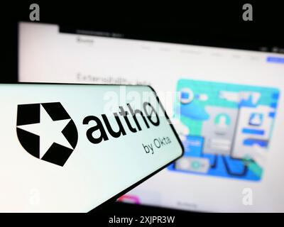 Stuttgart, Deutschland, 20.08.2023: Smartphone mit Logo des amerikanischen Identitätsplattformunternehmens Auth0 by Okta auf dem Bildschirm vor der Website. Konzentrieren Sie sich auf Stockfoto