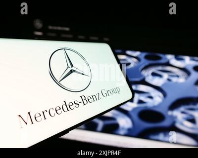 Stuttgart, 20.08.2023: Mobiltelefon mit Logo des Automobilkonzerns Mercedes-Benz Group AG auf dem Bildschirm vor der Business-Website. Konzentrieren Sie sich auf Stockfoto