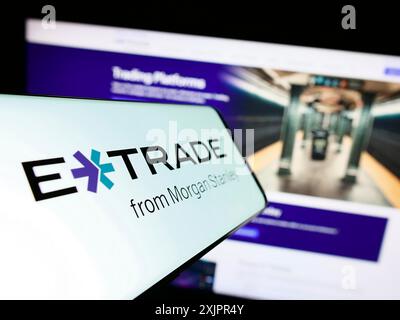 Stuttgart, Deutschland, 20.08.2023: Smartphone mit Logo der amerikanischen E-Trade Financial Corporation auf dem Bildschirm vor der Website. Konzentrieren Sie sich auf Stockfoto