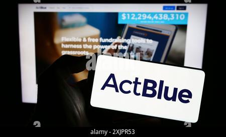 Stuttgart, 20.08.2023: Person mit Mobiltelefon mit Logo der Spendenorganisation ActBlue Charities Inc. Auf dem Bildschirm vor dem Internet Stockfoto