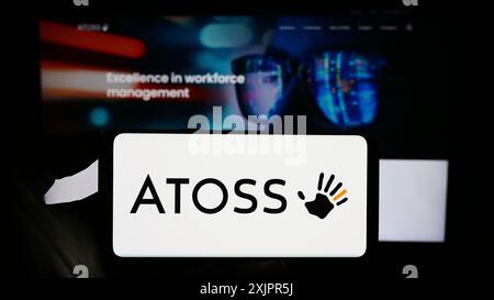 Stuttgart, 20.08.2023: Person mit Smartphone mit Logo der Personalverwaltung ATOSS Software AG auf dem Bildschirm vor der Website. Stockfoto