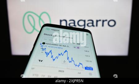 Stuttgart, 20.08.2023: Smartphone mit Website des IT-Unternehmens Nagarro SE auf dem Bildschirm vor dem Business-Logo. Konzentrieren Sie sich auf Stockfoto