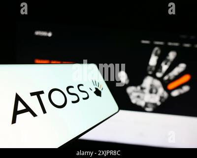 Stuttgart, 20.08.2023: Mobiltelefon mit Logo der Personalverwaltung ATOSS Software AG auf dem Bildschirm vor der Business-Website. Fokus Stockfoto