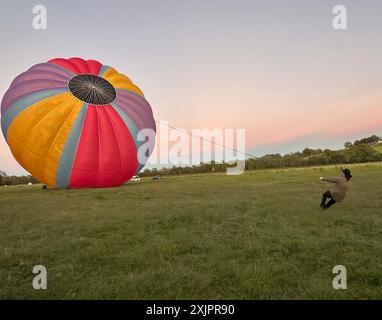 Heißluftballonfahrten bei Sonnenaufgang über Weinbergen, Hunter Valley Australia Stockfoto