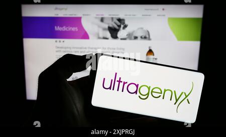 Stuttgart, Deutschland, 26.08.2023: Person mit Smartphone und Logo des US-amerikanischen Unternehmens Ultragenyx Pharmaceutical Inc. Auf dem Bildschirm vor der Website. Fokus Stockfoto