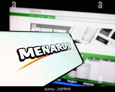 Stuttgart, 24.08.2023: Smartphone mit Logo des amerikanischen Einzelhandelsunternehmens Menard Inc. (Menards) auf dem Bildschirm vor der Website. Konzentrieren Sie sich auf Stockfoto