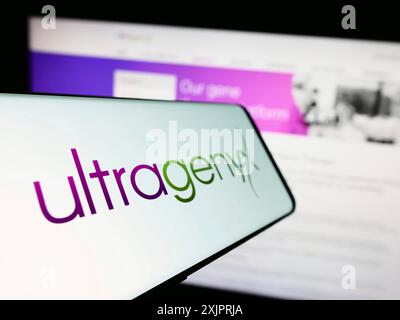 Stuttgart, 26.08.2023: Mobiltelefon mit Logo des amerikanischen Unternehmens Ultragenyx Pharmaceutical Inc. Auf dem Bildschirm vor der Business-Website. Stockfoto