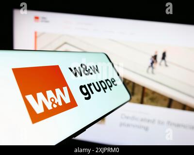 Stuttgart, 24.08.2023: Handy mit Logo der Wuestenrot Wuerttembergischen AG (WW) auf dem Bildschirm vor der Website. Konzentrieren Sie sich auf Stockfoto