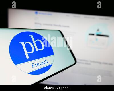 Stuttgart, Deutschland, 08-30-2023: Smartphone mit Logo des indischen Finanzunternehmens PB Fintech Limited auf dem Bildschirm vor der Website. Konzentrieren Sie sich auf Stockfoto