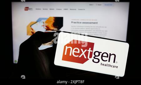 Stuttgart, Deutschland, 09.05.2023: Person, die ein Smartphone mit dem Logo des US-Softwareunternehmens NextGen Healthcare Inc. Auf dem Bildschirm vor der Website hält. Stockfoto