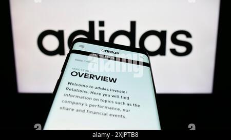 Stuttgart, Deutschland, 09.09.2023: Smartphone mit Website des deutschen Bekleidungs- und Schuhunternehmens Adidas AG auf dem Bildschirm vor dem Business-Logo. Fokus Stockfoto