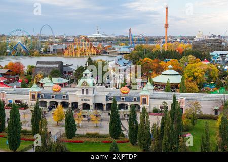 Montreal, Quebec, Kanada - 15. Oktober 2022 : La Ronde ( The Round ) Haupteingang des Vergnügungsparks während der Halloween-Veranstaltung bei Sonnenuntergang. Stockfoto