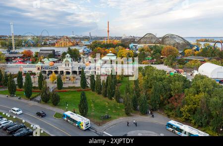 Montreal, Quebec, Kanada - 15. Oktober 2022 : La Ronde ( The Round ) Haupteingang des Vergnügungsparks während der Halloween-Veranstaltung bei Sonnenuntergang. Stockfoto