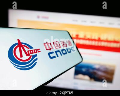 Stuttgart, Deutschland, 10.09.2023: Mobiltelefon mit Logo der China National Offshore Oil Corporation (CNOOC) auf dem Bildschirm vor der Website. Stockfoto