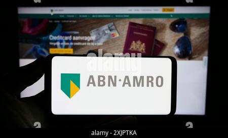 Stuttgart, Deutschland, 09.11.2023: Person, die ein Smartphone mit dem Logo der niederländischen Finanzgesellschaft ABN AMRO Bank N.V. auf dem Bildschirm vor der Website hält. Stockfoto