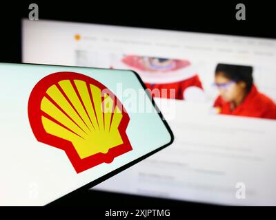 Stuttgart, Deutschland, 09.11.2023: Smartphone mit Logo des britischen Öl- und Gasunternehmens Shell plc auf dem Bildschirm vor der Business-Website. Konzentrieren Sie sich auf die Mitte Stockfoto