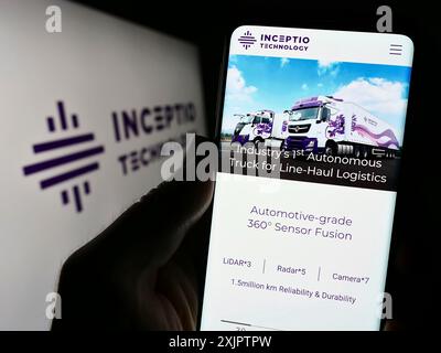 Stuttgart, Deutschland, 09.07.2023: Person, die ein Mobiltelefon hält, mit Webseite des autonomen Fahrzeugherstellers Inceptio Technology auf dem Bildschirm mit Logo. Konzentrieren Sie sich auf Stockfoto