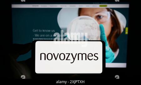 Stuttgart, Deutschland, 17.09.2023: Person, die ein Smartphone mit dem Logo des dänischen Biotechnologie-Unternehmens Novozymes auf dem Bildschirm vor der Website hält. Fokus Stockfoto