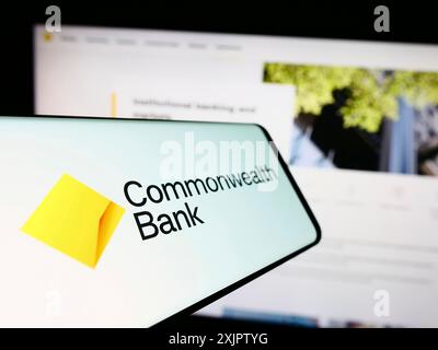 Stuttgart, Deutschland, 17.09.2023: Smartphone mit Logo der Commonwealth Bank of Australia (CBA) auf dem Bildschirm vor der Website. Konzentrieren Sie sich auf Stockfoto