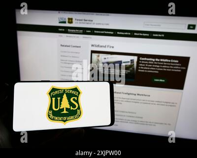 Stuttgart, Deutschland, 17.09.2023: Person, die ein Mobiltelefon mit dem Logo des United States Forest Service (USFS) auf dem Bildschirm vor der Webseite hält. Konzentrieren Sie sich auf Stockfoto