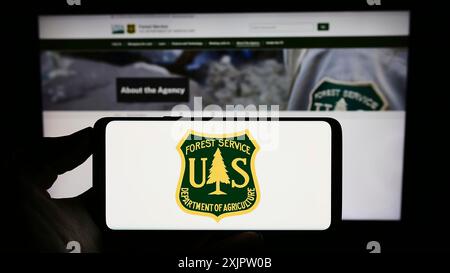 Stuttgart, Deutschland, 17. September 2023: Person, die ein Mobiltelefon mit dem Logo des United States Forest Service (USFS) auf dem Bildschirm vor der Webseite hält. Konzentrieren Sie sich auf Stockfoto