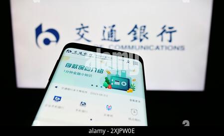 Stuttgart, Deutschland, 17.09.2023: Smartphone mit Website des chinesischen Unternehmens Bank of Communications Limited auf dem Bildschirm vor dem Logo. Konzentrieren Sie sich auf Stockfoto