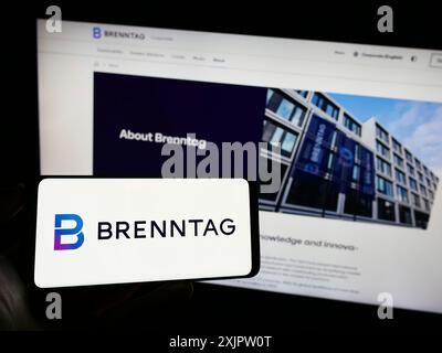 Stuttgart, Deutschland, 17.09.2023: Person, die ein Smartphone mit dem Logo des deutschen Chemikalienverteilers Brenntag SE auf dem Bildschirm hält Stockfoto