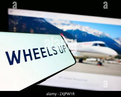 Stuttgart, Deutschland, 18.09.2023: Smartphone mit Logo des amerikanischen Luftfahrtunternehmens Wheels Up Partners LLC auf dem Bildschirm vor der Website. Konzentrieren Sie sich auf Stockfoto