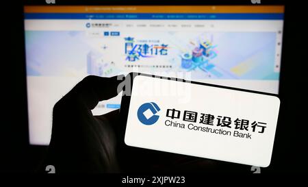 Stuttgart, Deutschland, 17.09.2023: Person, die ein Mobiltelefon mit dem Logo der Firma China Construction Bank Corporation (CCB) auf dem Bildschirm hält Stockfoto
